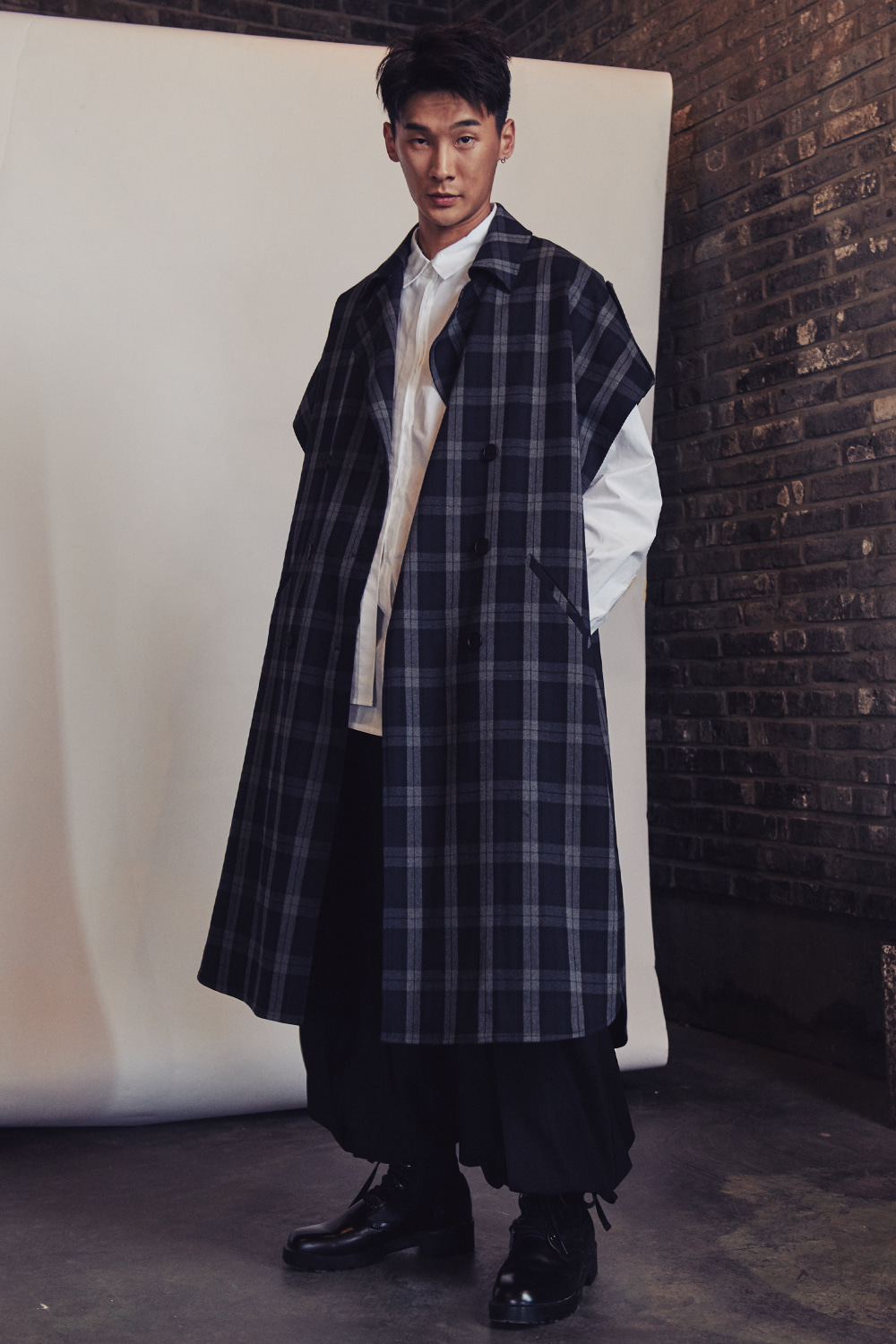 Overfit non-sleeve check trench coat