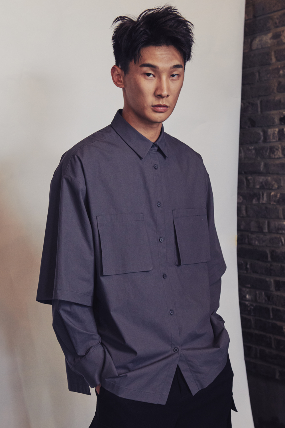 Out pocket layered sleeve shirt_Charcoal